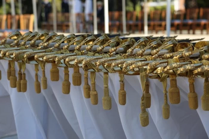 Η ΠτΔ επέδωσε τα ξίφη στους νέους και τις νέες σημαιοφόρους του ΠΝ